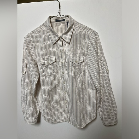 LIZ CLAIBORNE   SIZE L.  GRAY AND TAN   TWO FRONT POCKETS.  BUTTON UP FRONT - Picture 1 of 6